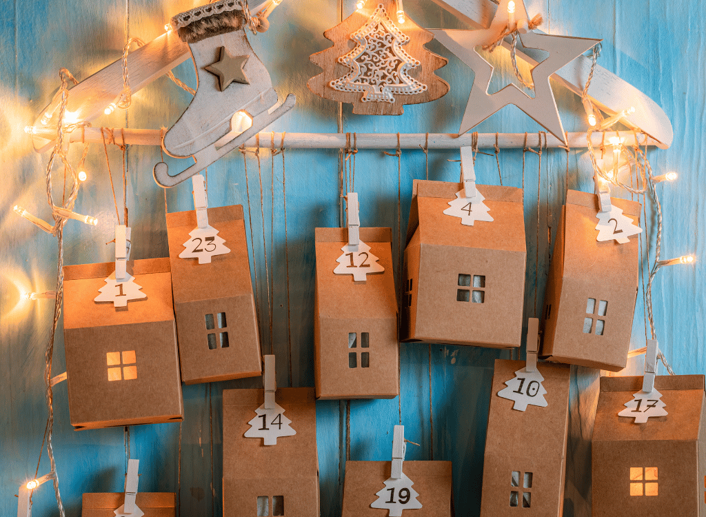Adventskalender-Idee mit kleinen Kartonhäuschen – perfekt zum Selbstbefüllen und schön als Deko.