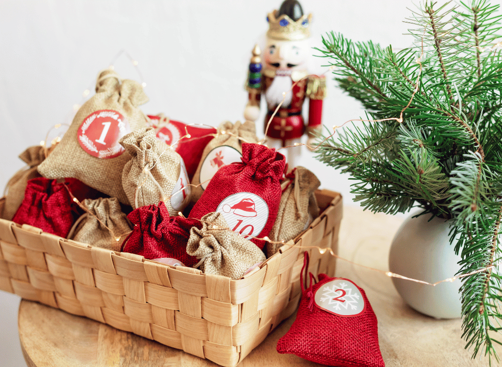 DIY-Adventskalender mit Stoffbeuteln – nachhaltig, praktisch und jedes Jahr wieder nutzbar. Adventskalender Ideen selber machen
