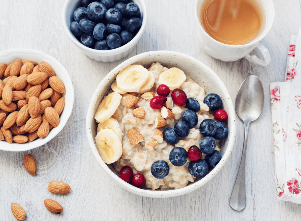 Fruckbarkeit_Erhöhen_Frühstück_Frühstücksschale_mit_Haferflocken_und_Obst_und_Tee
