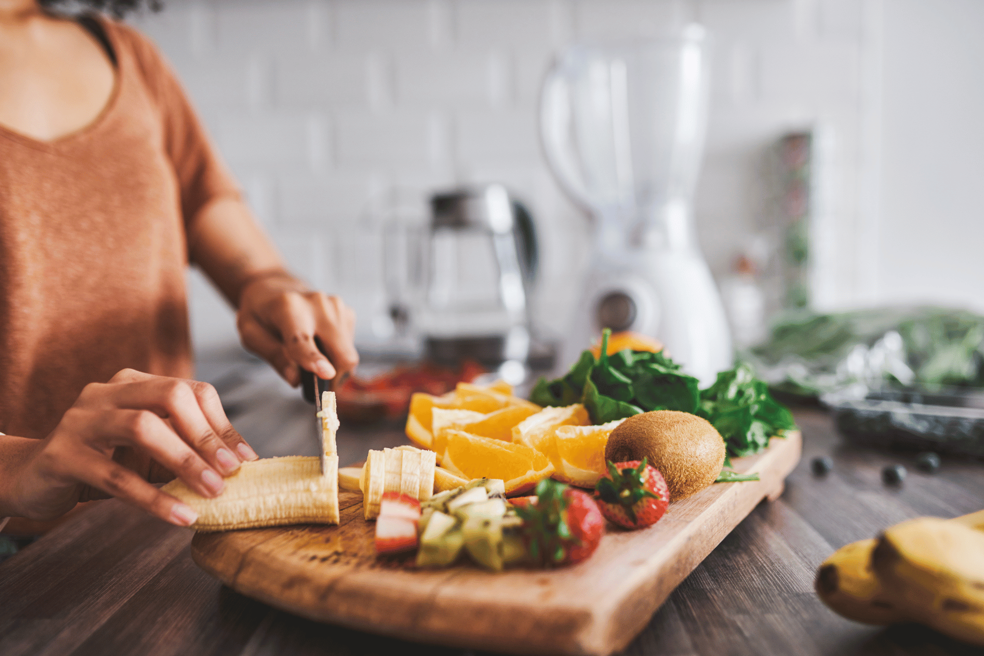 Donna che prepara una colazione sana in cucina