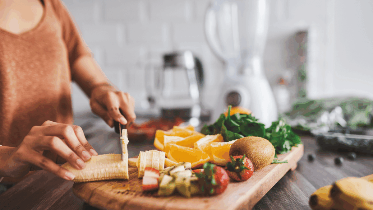 Gesunde_Frühstücksideen_für_frauen_Frühstücksrezepte_schnell_und_einfach_eine_frau_macht_sich_frühstück