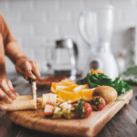 Gesunde_Frühstücksideen_für_frauen_Frühstücksrezepte_schnell_und_einfach_eine_frau_macht_sich_frühstück