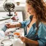 Vision board con immagini, citazioni e obiettivi personali per ispirazione