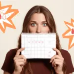 Mujer sosteniendo un calendario frente a su rostro con los ojos visibles por encima