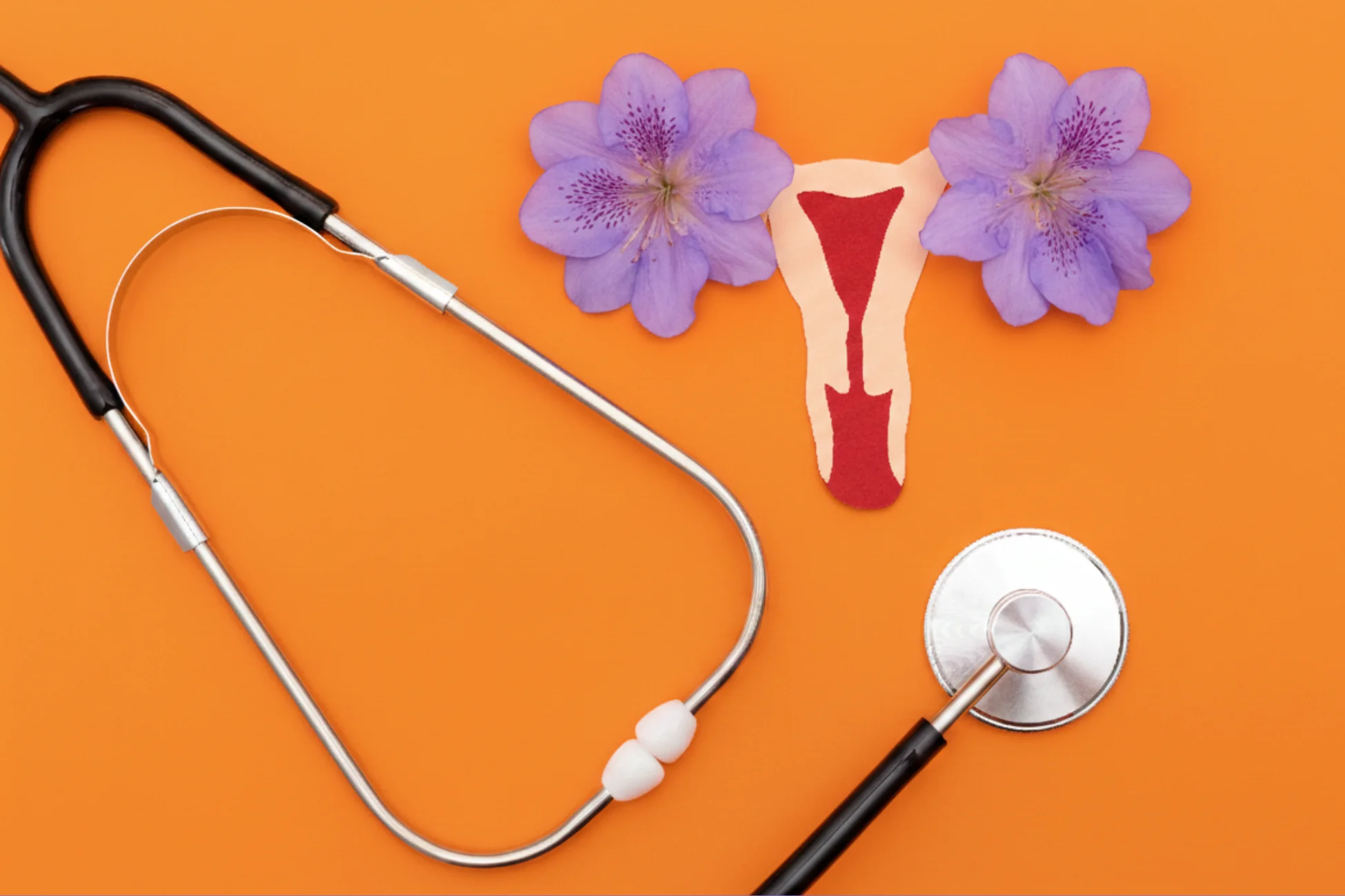 Illustration de l’utérus féminin avec flux menstruel et stéthoscope médical sur fond orange, symbolisant la santé gynécologique.