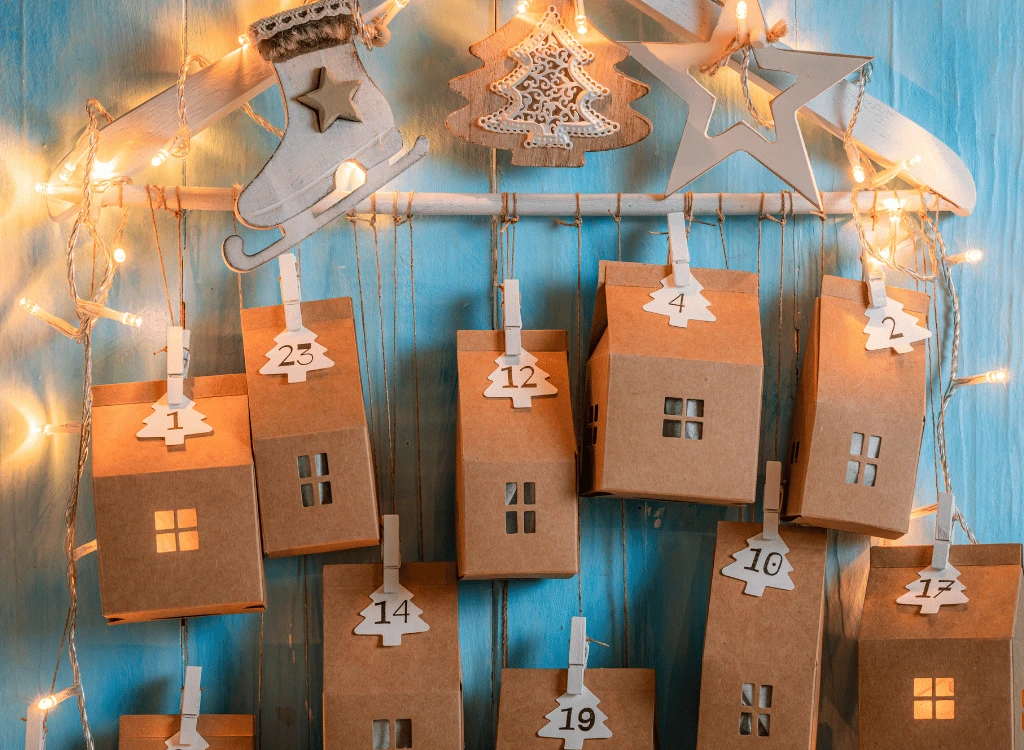 Calendrier de l’Avent avec petites maisons en carton à remplir et utiliser comme décoration