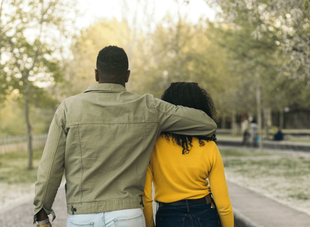 Donna e uomo che camminano insieme all’aperto