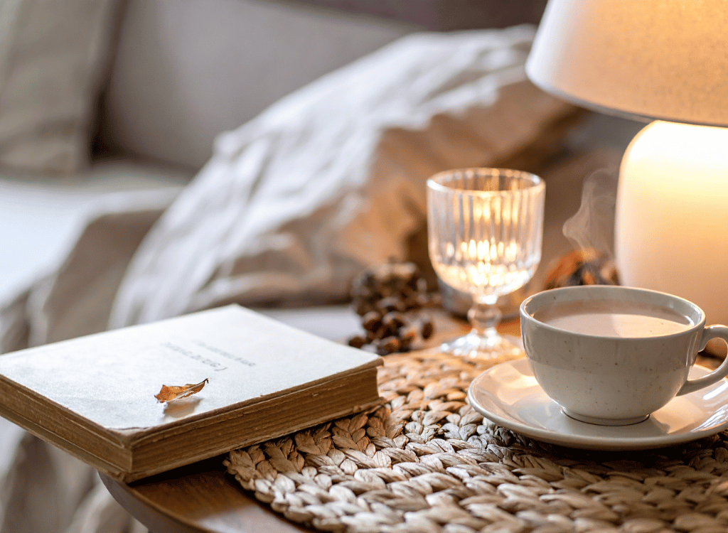 Salon chaleureux de style hygge avec lumière douce et textiles confortables