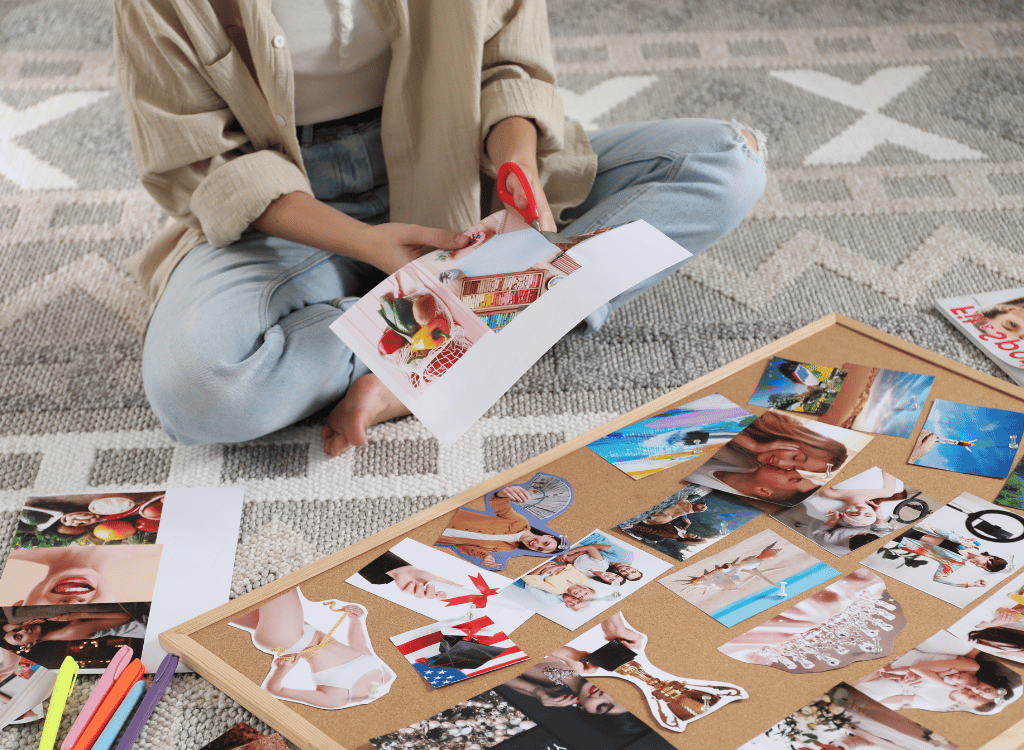 Mujer creando su vision board con imágenes y notas