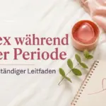 Pinke Menstruationstasse auf weißem Bettlaken, umgeben von Notizbuch, Pflanze und rosa Tuch, mit Titel "Sexo con la regla".
