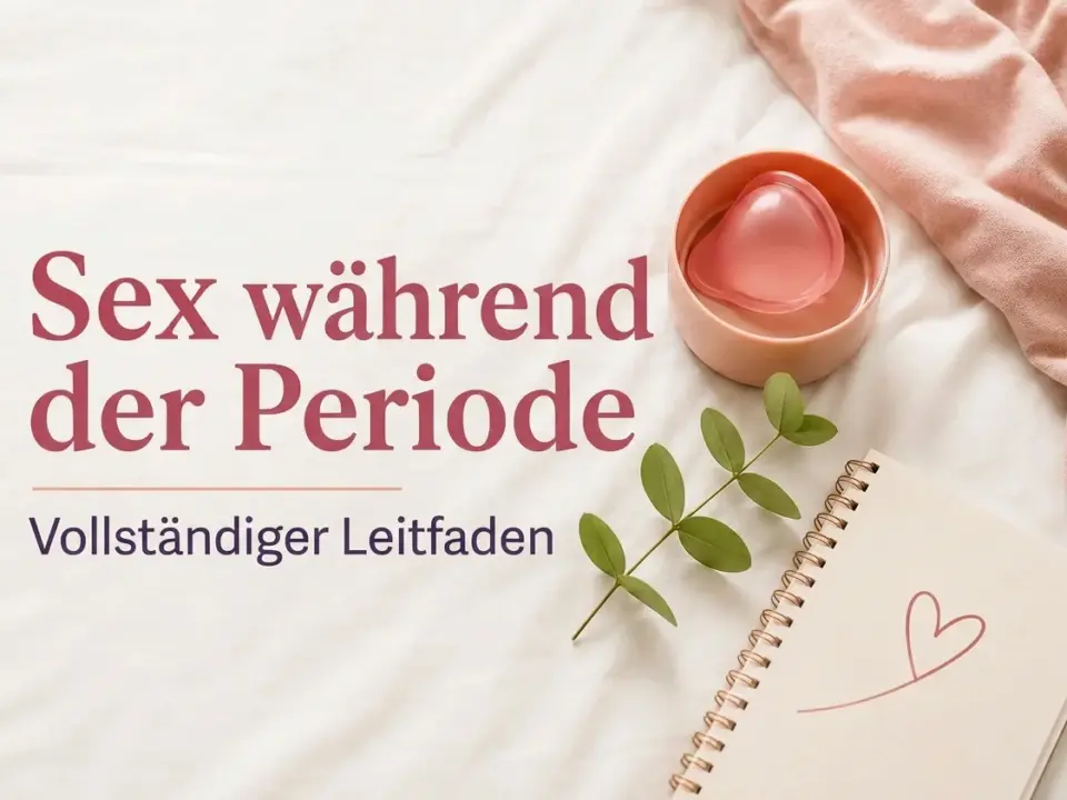 Pinke Menstruationstasse auf weißem Bettlaken, umgeben von Notizbuch, Pflanze und rosa Tuch, mit Titel "Sexo con la regla".