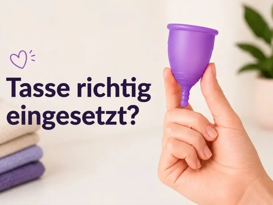 Hand hält lila Menstruationstasse; dazu spanischer Text „Copa bien colocada?“ und Herzsymbol.