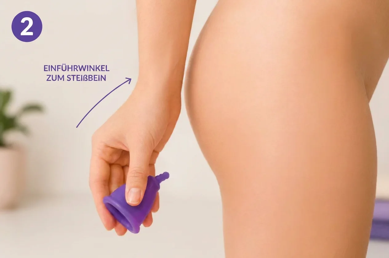 Schritt 2 wie man die Menstruationstasse richtig einsetzt PapayaCup