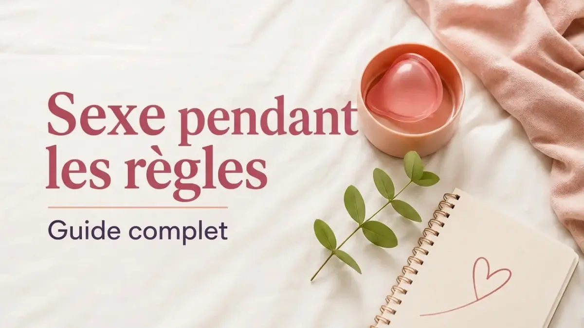 Texte "Sexo con la regla" sur draps blancs avec une coupe menstruelle, une branche verte et un carnet.