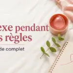 Texte "Sexo con la regla" sur draps blancs avec une coupe menstruelle, une branche verte et un carnet.