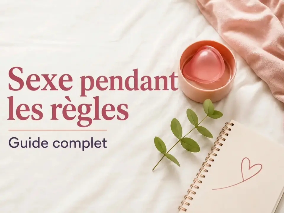 Texte "Sexo con la regla" sur draps blancs avec une coupe menstruelle, une branche verte et un carnet.