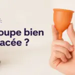 Une main tient une coupe menstruelle orange, à côté du texte « ¿Copa bien colocada? », un cœur violet et des serviettes.