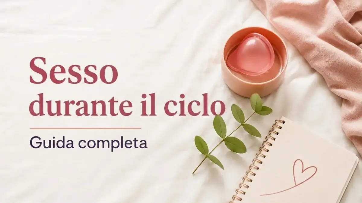 Coppetta mestruale, quaderno con cuore e ramo su lenzuola bianche, con titolo su sesso e ciclo mestruale.