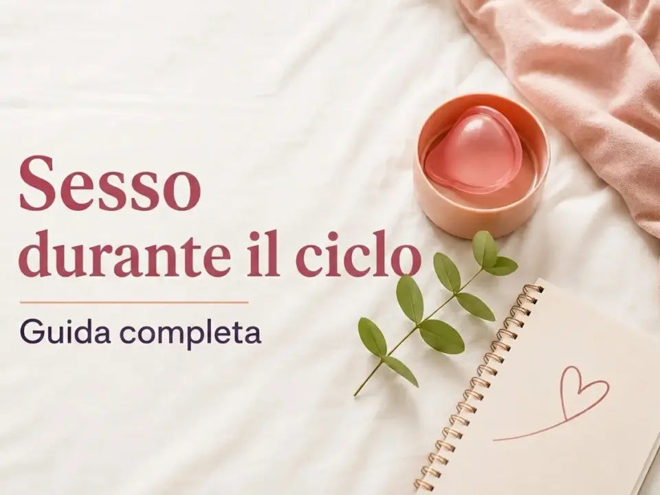Coppetta mestruale, quaderno con cuore e ramo su lenzuola bianche, con titolo su sesso e ciclo mestruale.