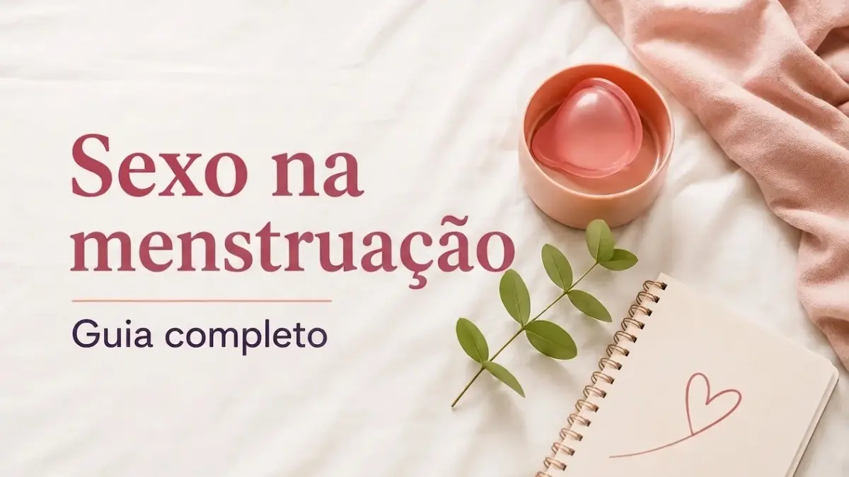 Texto 'Sexo com a menstruação: Guia completo' com coletor, caderno com coração e folha verde em lençóis brancos.
