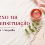 Texto 'Sexo com a menstruação: Guia completo' com coletor, caderno com coração e folha verde em lençóis brancos.