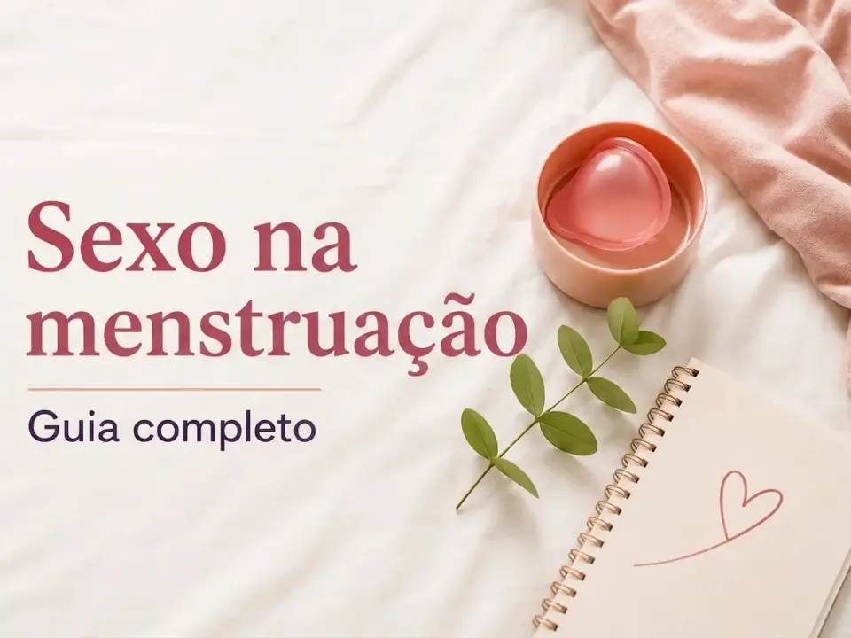 Texto 'Sexo com a menstruação: Guia completo' com coletor, caderno com coração e folha verde em lençóis brancos.
