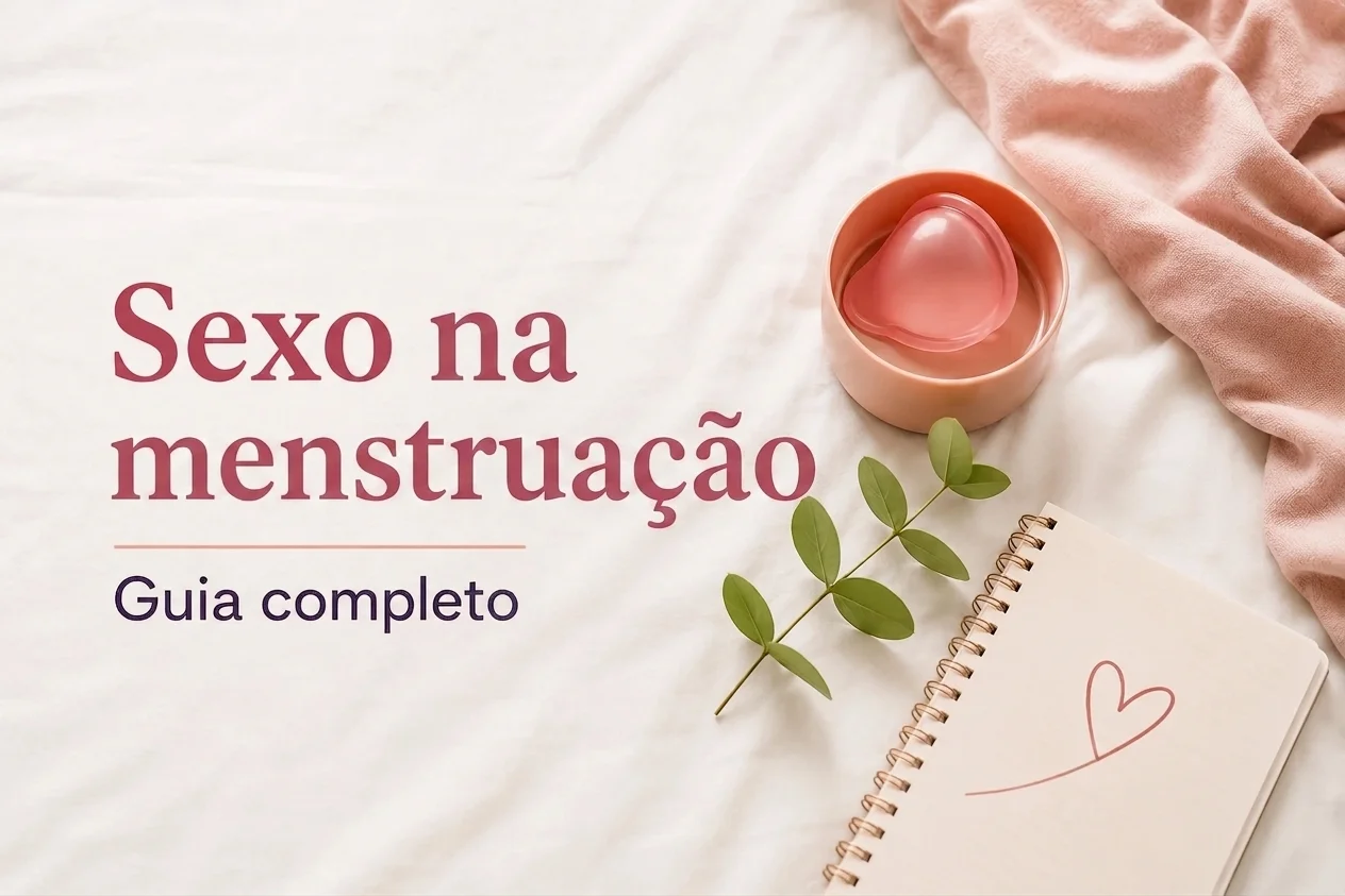 Texto 'Sexo com a menstruação: Guia completo' com coletor, caderno com coração e folha verde em lençóis brancos.